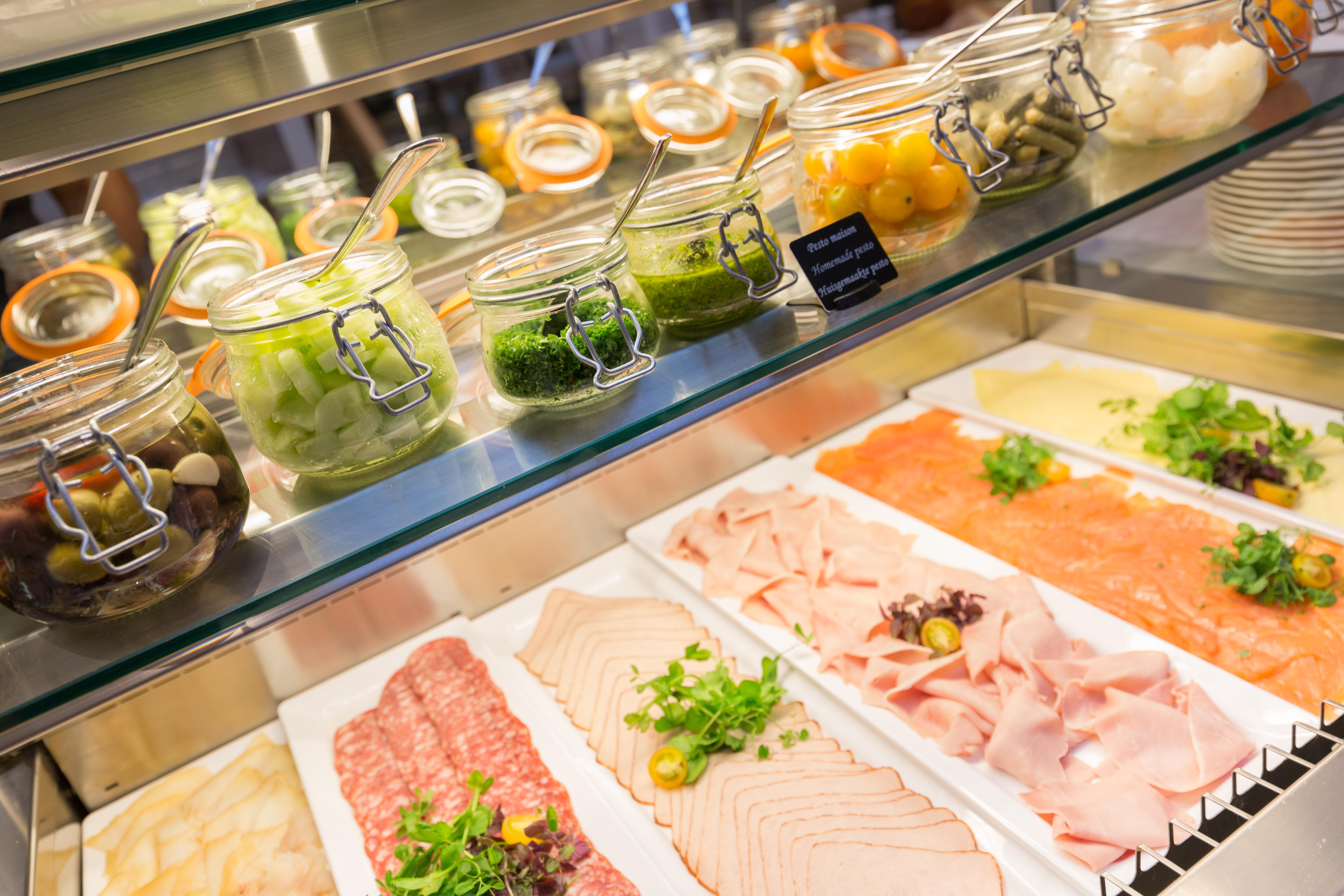 Stanhope Hotel By Thon Hotels Bruxelles Esterno foto A display of cold cuts