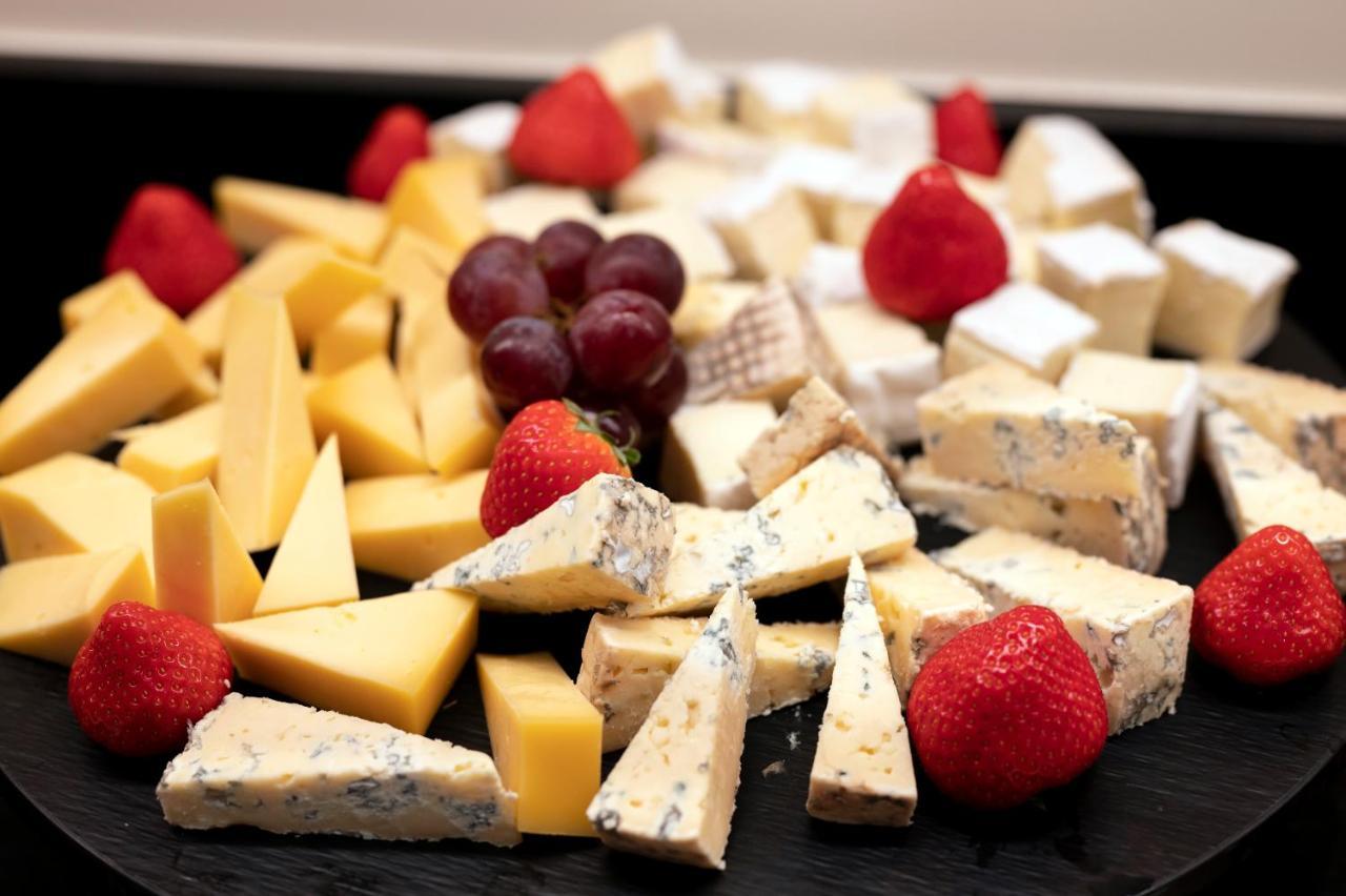 Stanhope Hotel By Thon Hotels Bruxelles Esterno foto A cheese platter
