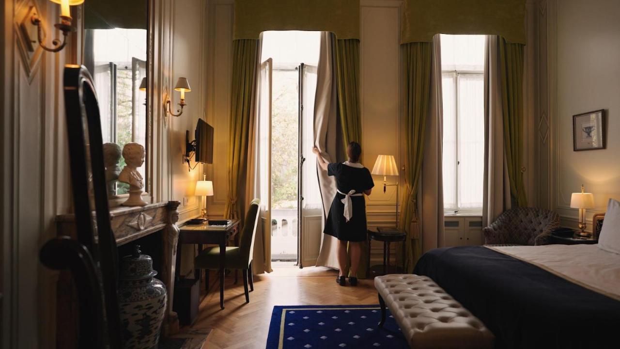 Stanhope Hotel By Thon Hotels Bruxelles Esterno foto A chambermaid opening the curtains in a hotel room