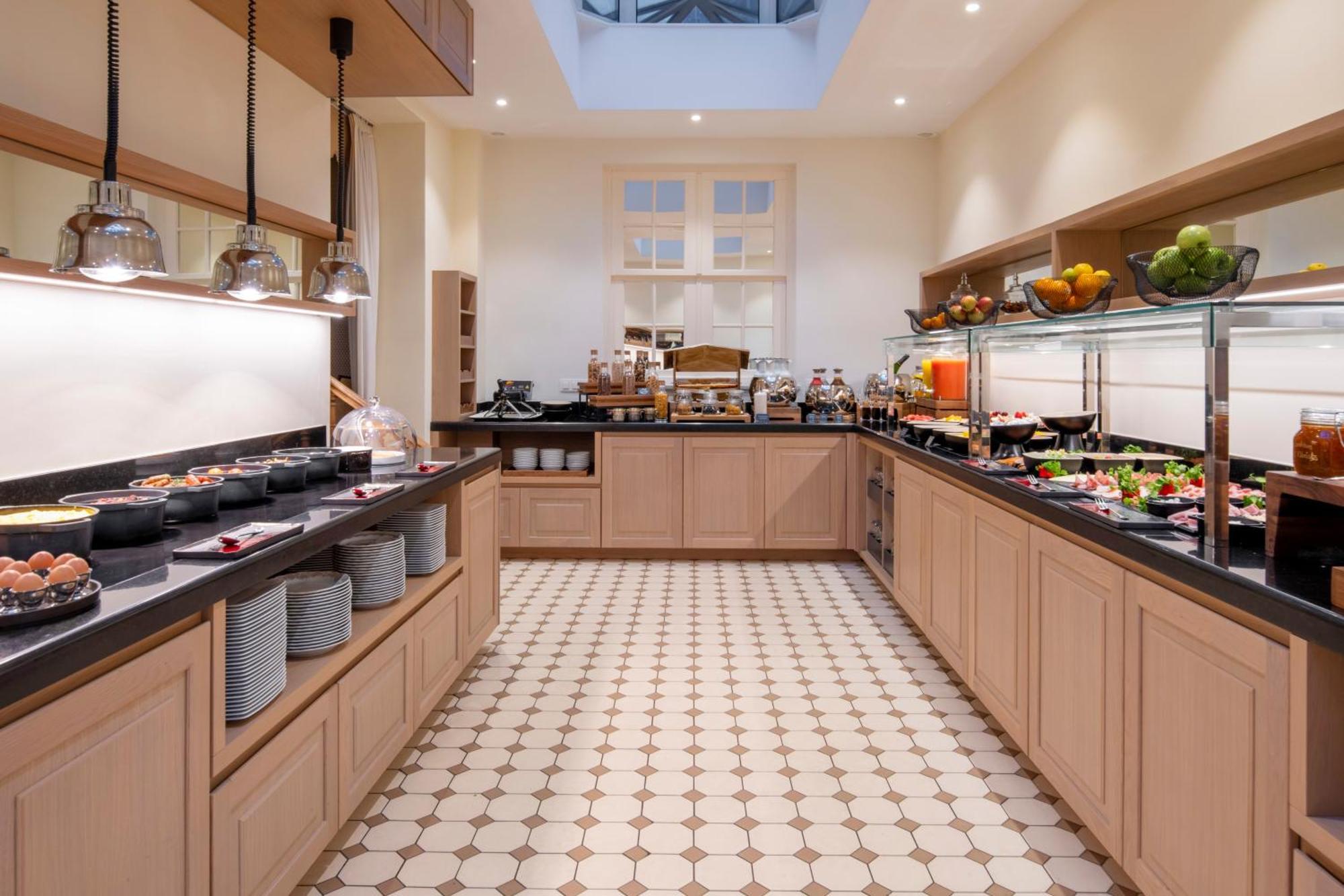 Stanhope Hotel By Thon Hotels Bruxelles Esterno foto The buffet at the restaurant