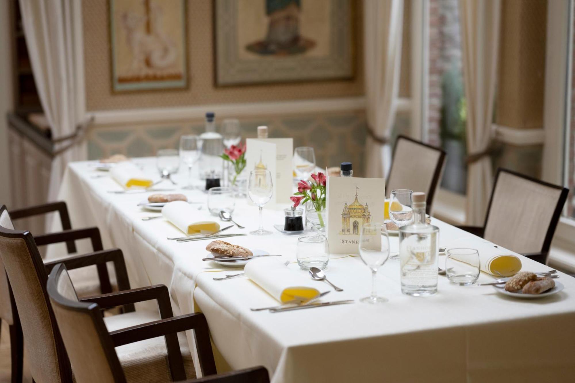 Stanhope Hotel By Thon Hotels Bruxelles Esterno foto A table set for a blind tasting