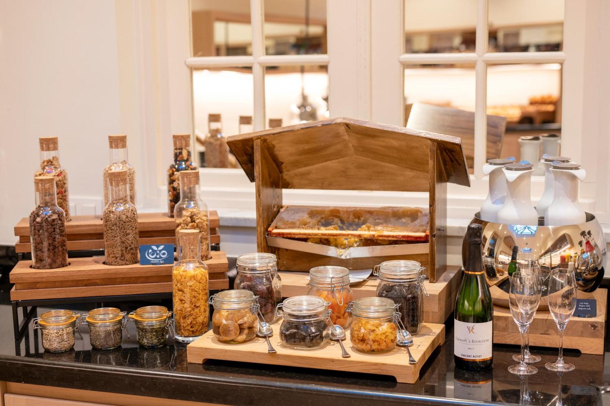 Stanhope Hotel By Thon Hotels Bruxelles Esterno foto A selection of teas at a buffet
