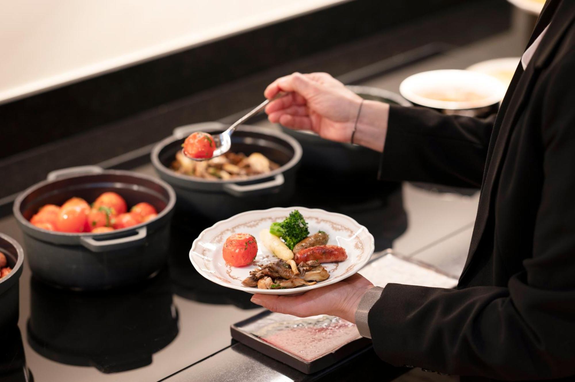 Stanhope Hotel By Thon Hotels Bruxelles Esterno foto A server prepares a plate of food