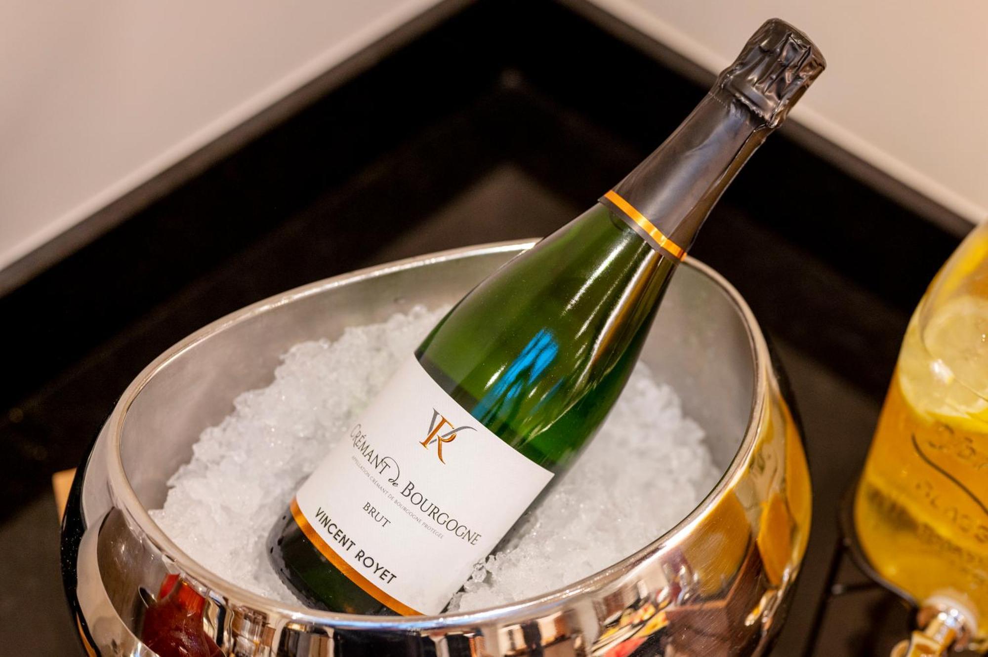 Stanhope Hotel By Thon Hotels Bruxelles Esterno foto A bottle of Vincent Perrier