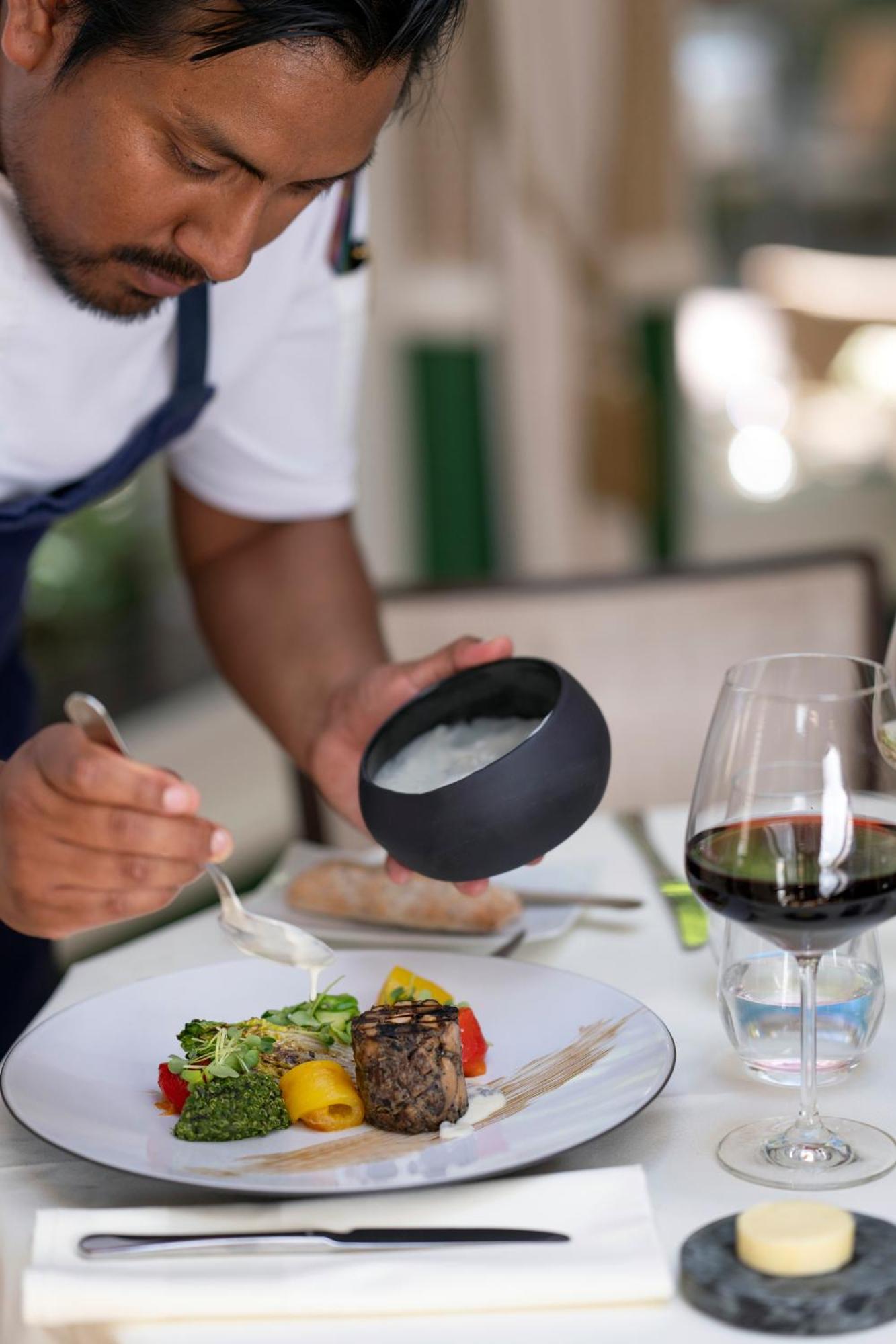 Stanhope Hotel By Thon Hotels Bruxelles Esterno foto A server holding a bowl of salt